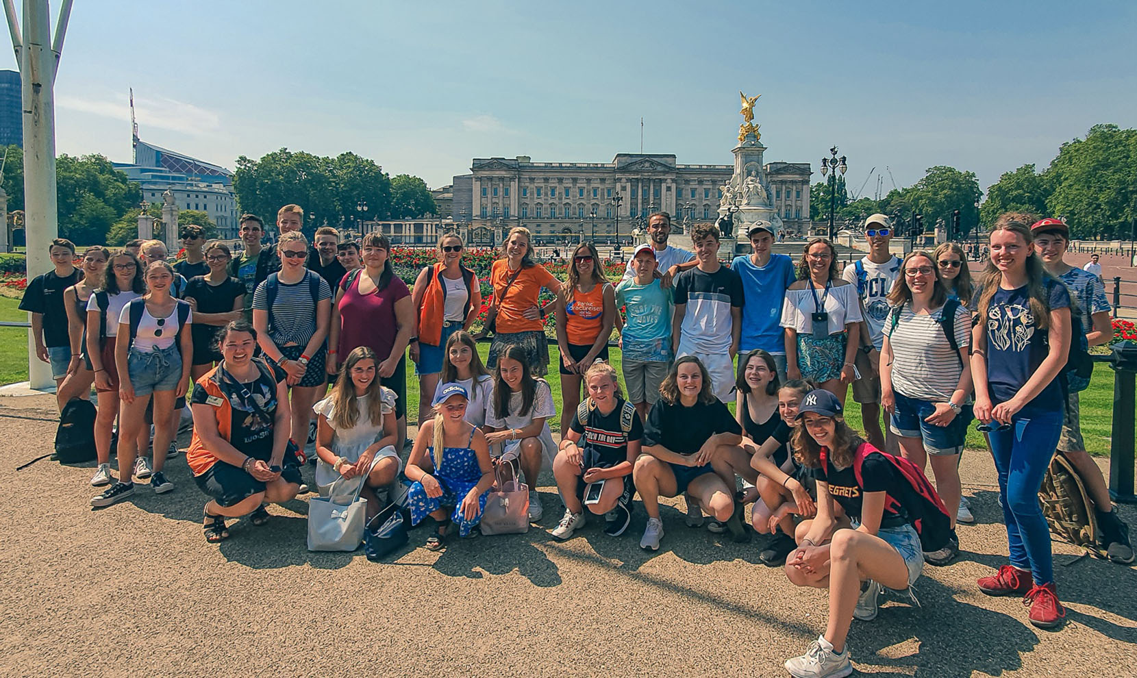Große Schulgruppe auf einer Wiese in England
